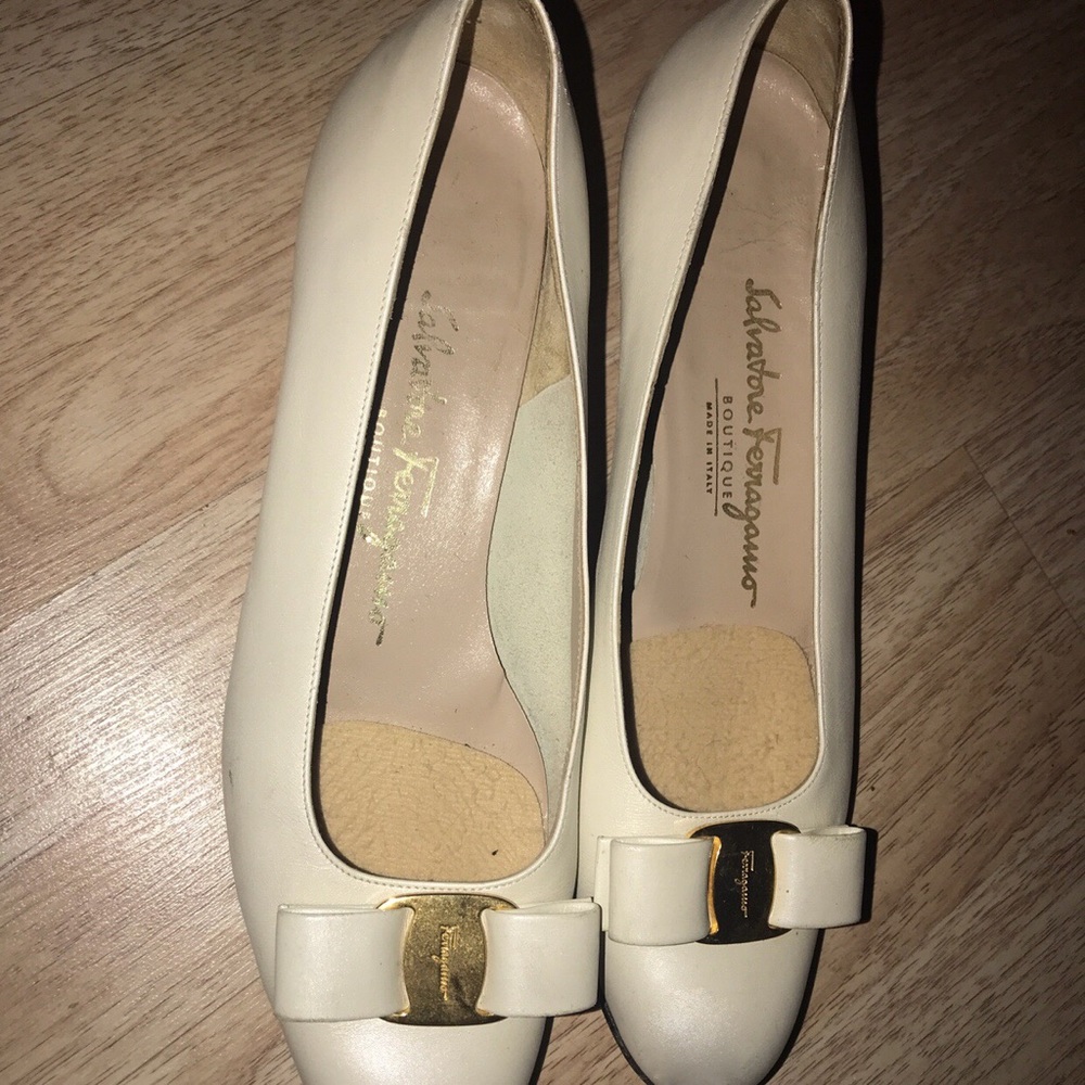 Salvatore ferragamo flats!!! Size 8